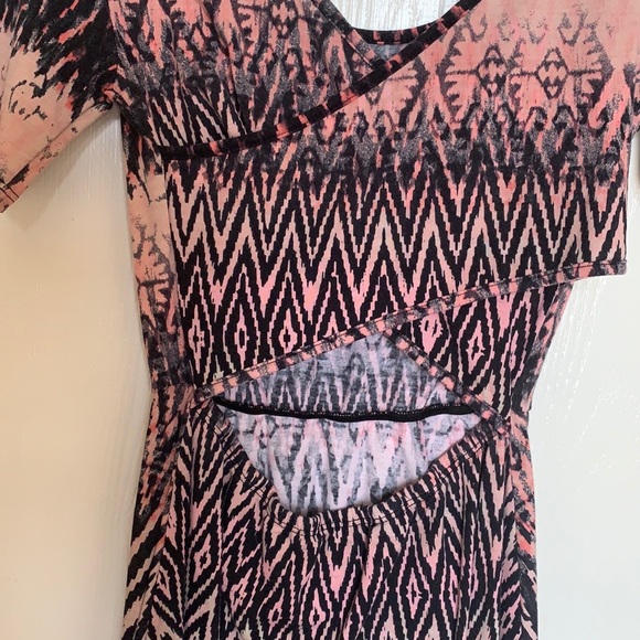 Short Sleeve Open-Back Dress - Picture 2 of 4